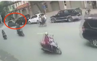 [VIDEO] 'Xe điên' lao thẳng vào người đi đường và ô tô ở Hà Nội
