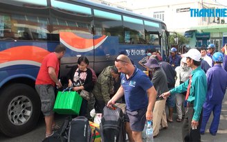 [VIDEO] Xem hành khách khệ nệ hành lý trung chuyển ra ga Biên Hòa