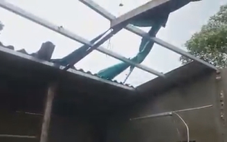 Lốc xoáy làm hàng trăm nhà dân tốc mái.