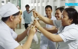 Sài Gòn ngập lịch sử, y tá... bắt lươn trong bệnh viện Sài Gòn ngập lịch sử, y tá... bắt lươn trong bệnh viện