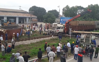 Tàu hàng tông lật xe container đang đỗ trên đường ray