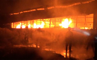 Cháy lớn lúc nửa đêm tại xưởng mộc tại Hóc Môn