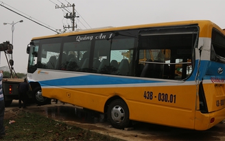 Xe tải đâm xe buýt từ trên cầu bay xuống kênh tại Đà Nẵng