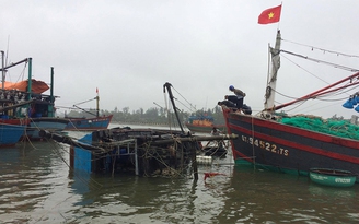 Cận cảnh tàu cá bị gió lốc đánh lật lúc sáng sớm ở Quảng Trị