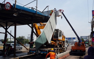 Xe tải tông sập mái trạm thu phí Đồng Nai
