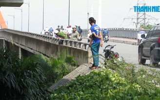 Người phụ nữ tử vong trong tư thế treo cổ dưới cầu Bình Lợi