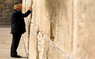Tổng thống Mỹ cầu nguyện trước Bức tường Than khóc