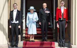 Nữ hoàng Anh mặc niệm nạn nhân vụ hỏa hoạn