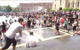 Người dân Armenia tưng bừng lễ hội té nước mùa hè