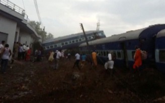 Ấn Độ: Xe lửa trật đường ray, ít nhất 10 người chết