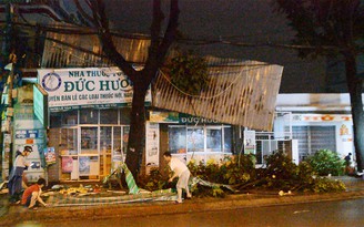 TP.HCM mưa lớn: Cây tét nhánh đè nhà dân, mái tôn bay xuống đường