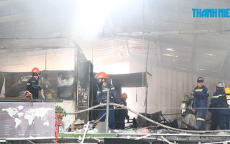 Cháy lớn thiêu rụi gara ô tô ở Đà Nẵng