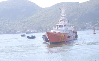 Tàu SAR 412 cứu nạn tàu cá và 3 ngư dân gặp nạn trên biển