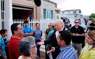 Tổng thống Trump ném khăn cho nạn dân ở Puerto Rico