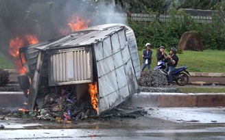 Sau tai nạn liên hoàn, xe tải bị lửa thiêu rụi
