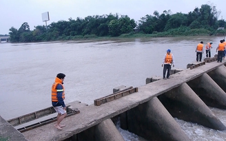 Nữ công nhân bị rơi xuống nước mất tích khi đang vớt rác