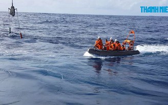 Cứu 7 ngư dân Quảng Bình bị chìm tàu giữa thời tiết xấu