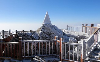 Ngắm đỉnh Fansipan tuyệt đẹp băng trong băng tuyết