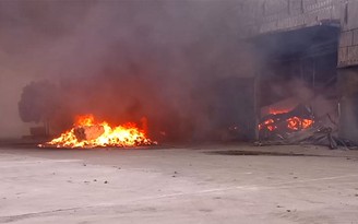 Cháy lớn tại nhà máy bánh kẹo Tràng An, 3 công nhân mất tích