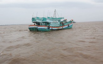Hơn 100 thuyền viên “cố thủ” giữa cửa sông Hàm Luông bất chấp bão Tembin