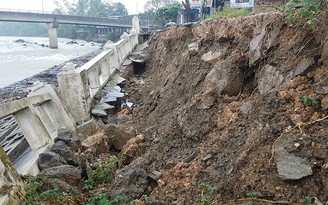 Kè sông Cái ở Nha Trang sạt lở, uy hiếp nhà dân