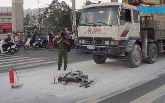 Xe máy bốc cháy sau tai nạn, một người chết Xe máy bốc cháy sau tai nạn, một người chết