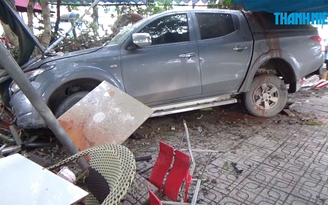 Ô tô bán tải bất ngờ lao vào quán cà phê