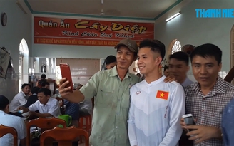 Tiền vệ Hồng Duy về nhà trong lặng lẽ
