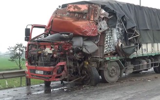 Hai xe tải “khủng” va chạm trực diện, 3 người bị thương
