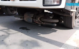 Xe tải cuốn xe máy đi 20 mét, một phụ nữ tử vong