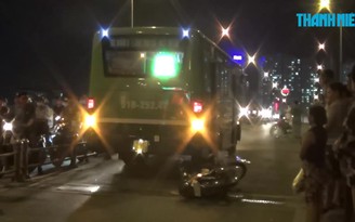 Va chạm với xe buýt, một phụ nữ chết trên cầu Chánh Hưng