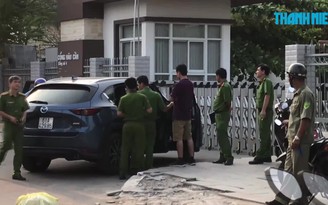Để xe trên vỉa hè, hai ô tô bị đập, nhiều tài sản bị mất trộm