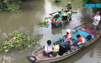 Học sinh Cần Thơ vớt rác trên tuyến sông du lịch