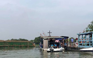 Lật sà lan trên sông Đồng Nai, 3 người trong một gia đình mất tích