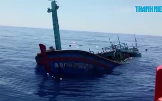 Bộ đội biên phòng cứu 3 ngư dân bị chìm tàu gần Lý Sơn