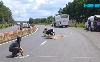 Bình Phước: Xe khách va chạm xe máy, bé gái 11 tuổi tử vong