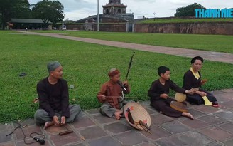 Cậu bé 10 tuổi mang hát Xẩm đi khắp đất nước