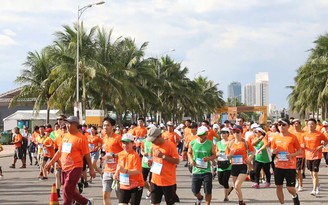 Hơn 7.000 người đội nắng chạy marathon ở Đà Nẵng
