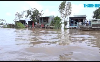 Hiểm nguy cảnh trẻ em vùng lũ tự bơi thuyền chở nhau đến trường