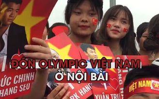 Người Hà Nội mang mâm, thùng sơn ra sân bay Nội Bài đón Olympic Việt Nam
