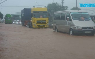 Quốc lộ 1A thành biển nước, kẹt xe 5 km vì mưa lớn