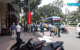 Một người ngoại quốc rơi trước khách sạn ở trung tâm TP.HCM