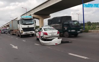 Xe container tông xe taxi xoay vòng trên quốc lộ 1, 2 hành khách thoát chết