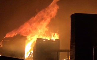 Cháy lớn ở công ty nệm mút, lan sang 2 nhà xưởng
