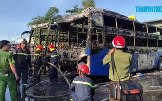 Hai xe khách giường nằm cháy trơ khung trong Bến xe Đà Nẵng