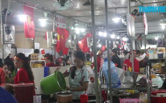 Chị em tiểu thương "quẩy" tưng bừng, nhuộm đỏ chợ cổ vũ đội tuyển Việt Nam