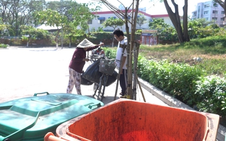 Mẹ con “ve chai” đạp xe 30 km mỗi ngày để viết tiếp ước mơ