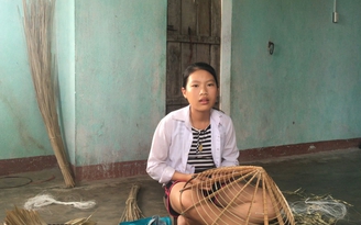 Chuyện về cô học trò chằm nón mưu sinh giữa mùa xuân