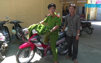 Bắt 2 thanh niên vừa đi mua mồi nhậu vừa giả công an, lừa đảo