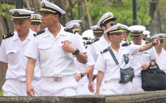 “Xiêu lòng” với dàn sĩ quan Nhật Bản đẹp trai tham quan di tích Huế